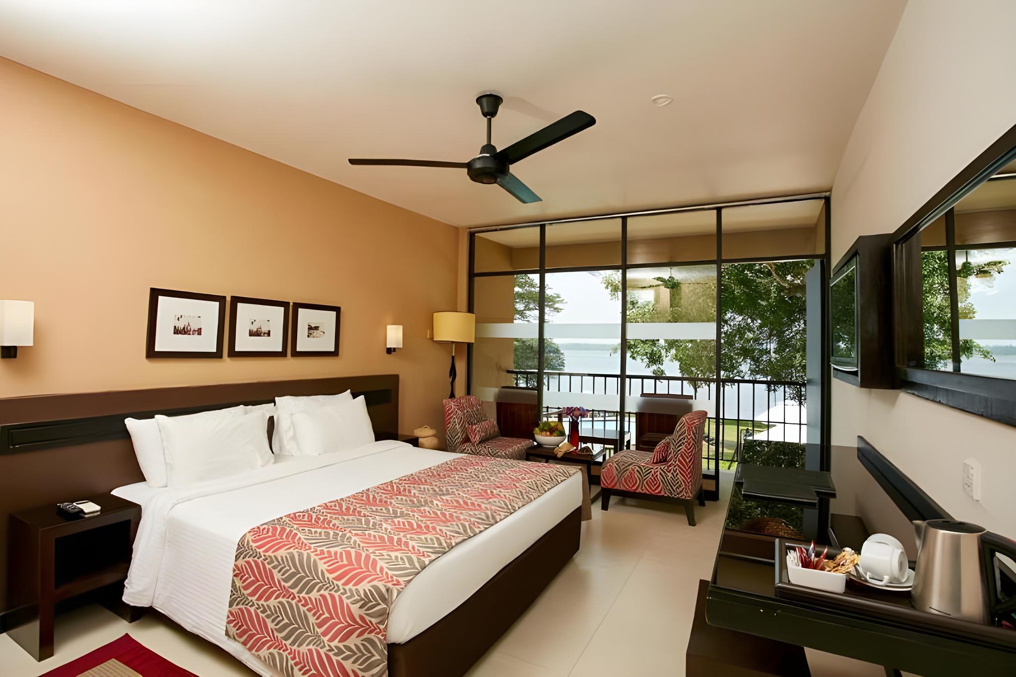 Deluxe, 1 King and 1 Single Beds, Partial Lake View