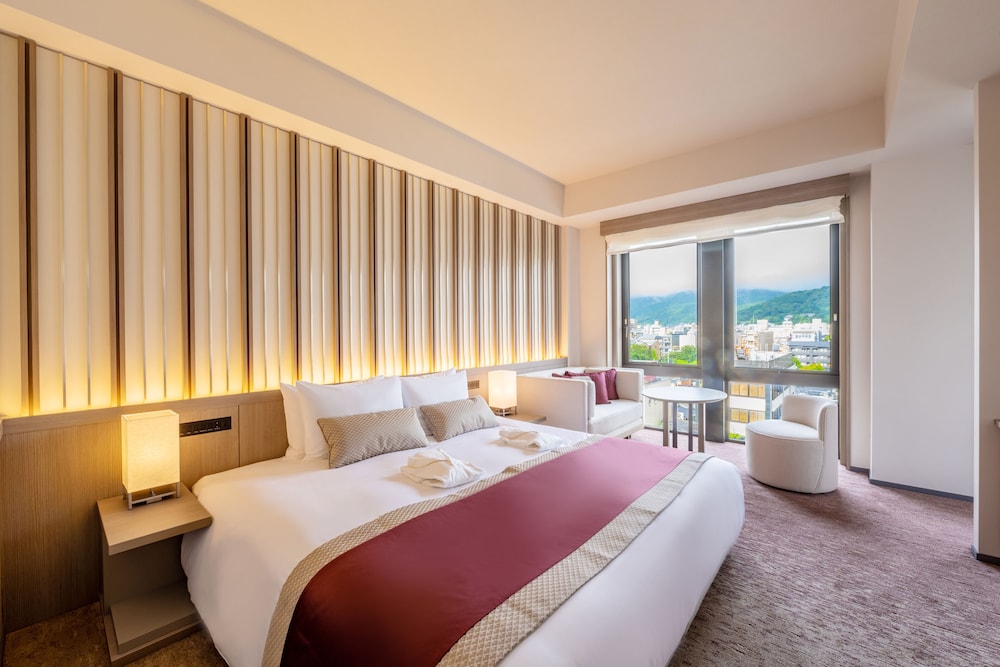 Gate, Suite, King Bed, Corner