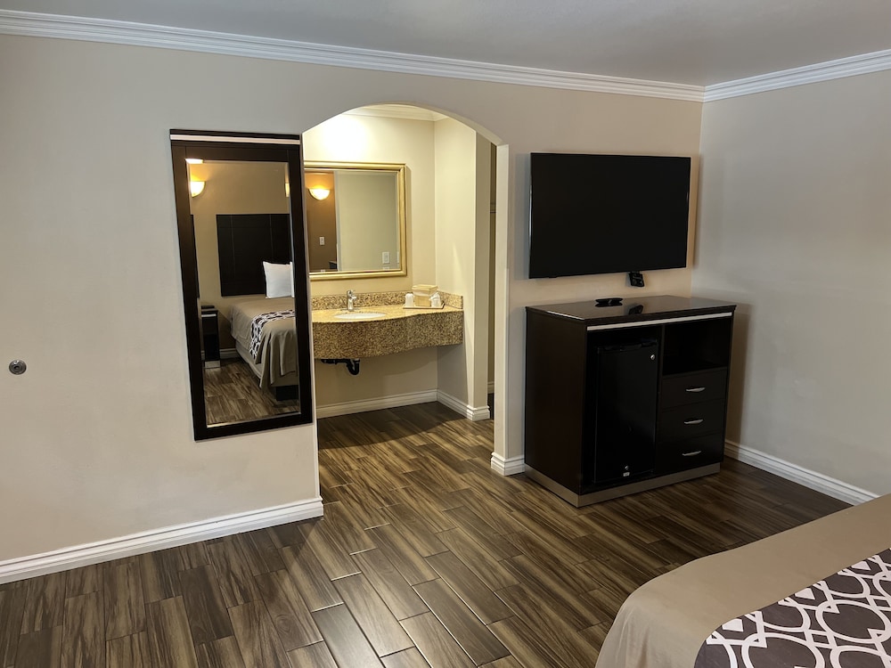 Walnut Inn & Suites 7/44