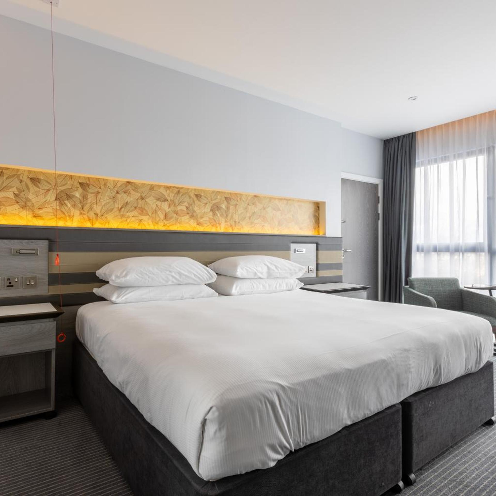 غرفة عائلية بسرير كينج مع أريكة، Doubletree By Hilton Edinburgh Queensferry Crossing 2/4