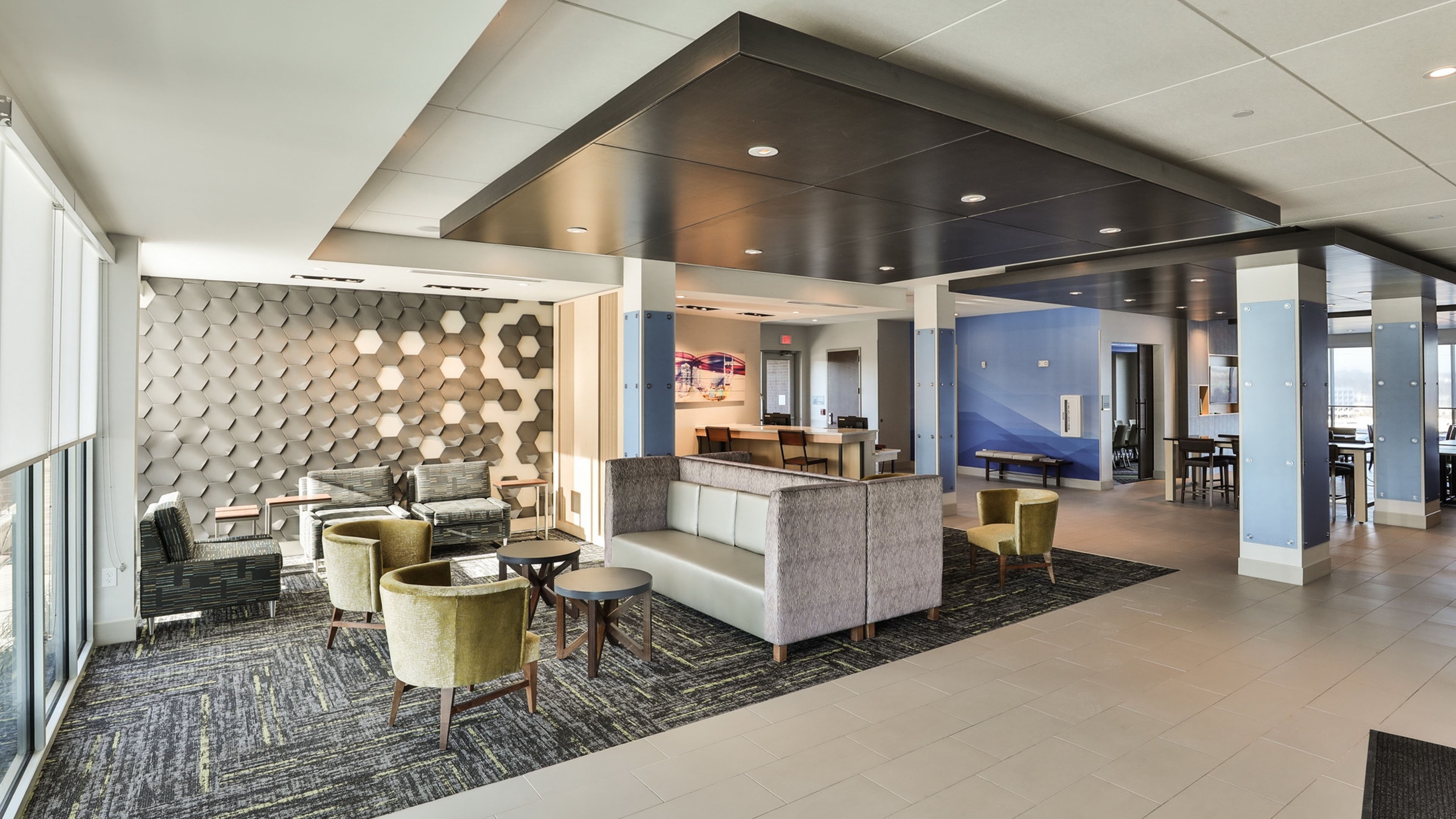 Holiday Inn Express & Suites Nashville Metrocenter Downtown 45/64