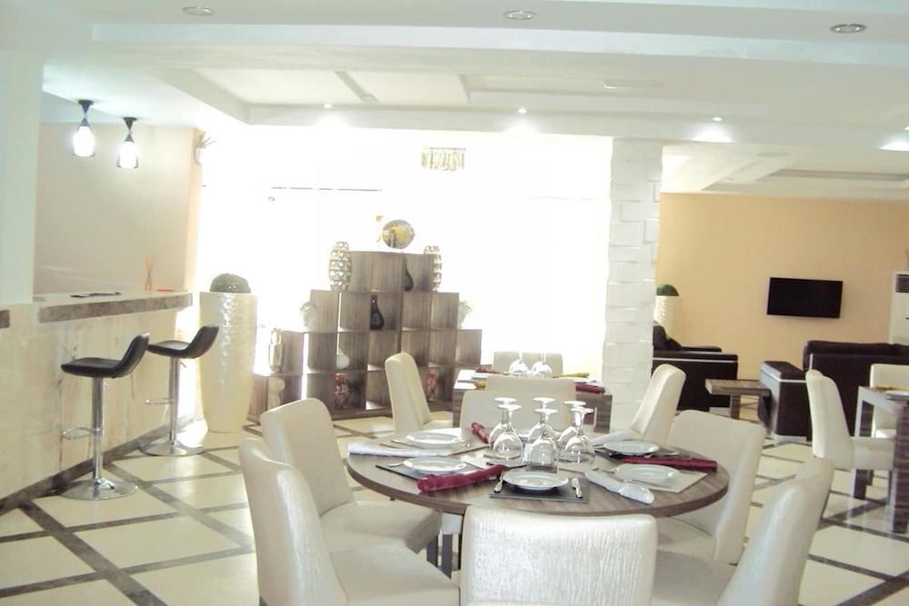 Ellyxville Hotels 32/39