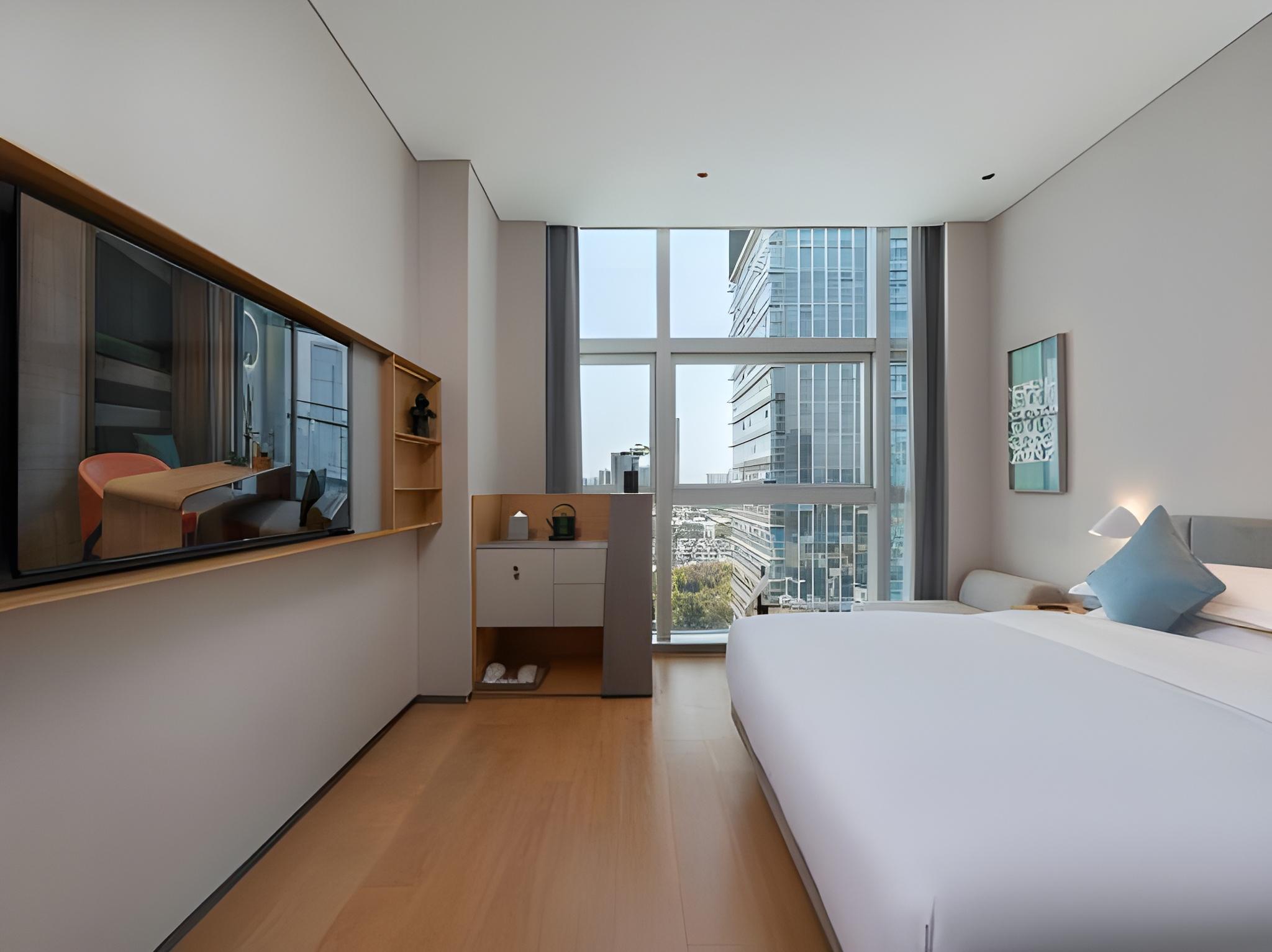 Queen Room with Audio