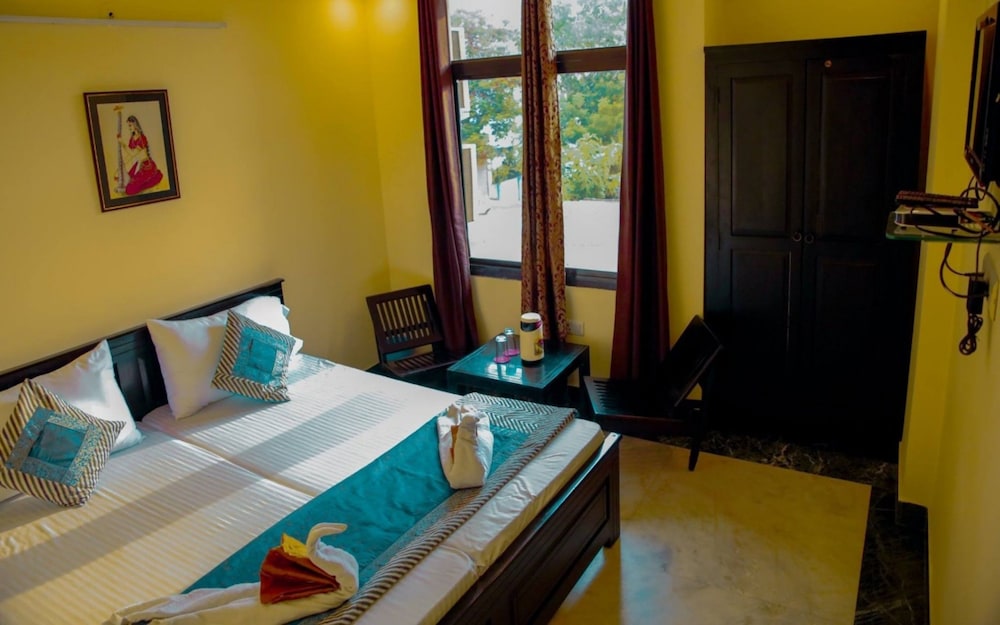 Nahar Singh Haveli 16/47
