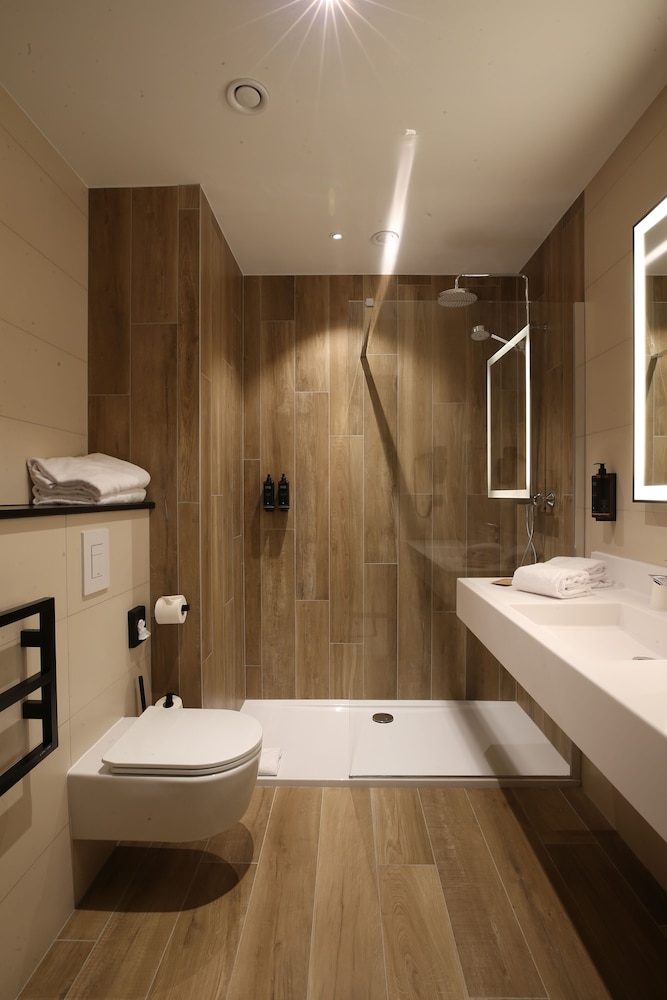 غرفة بريفيليج بسرير كينج بإطلالة على النهر بشرفة، Mercure Namur Hotel 6/6