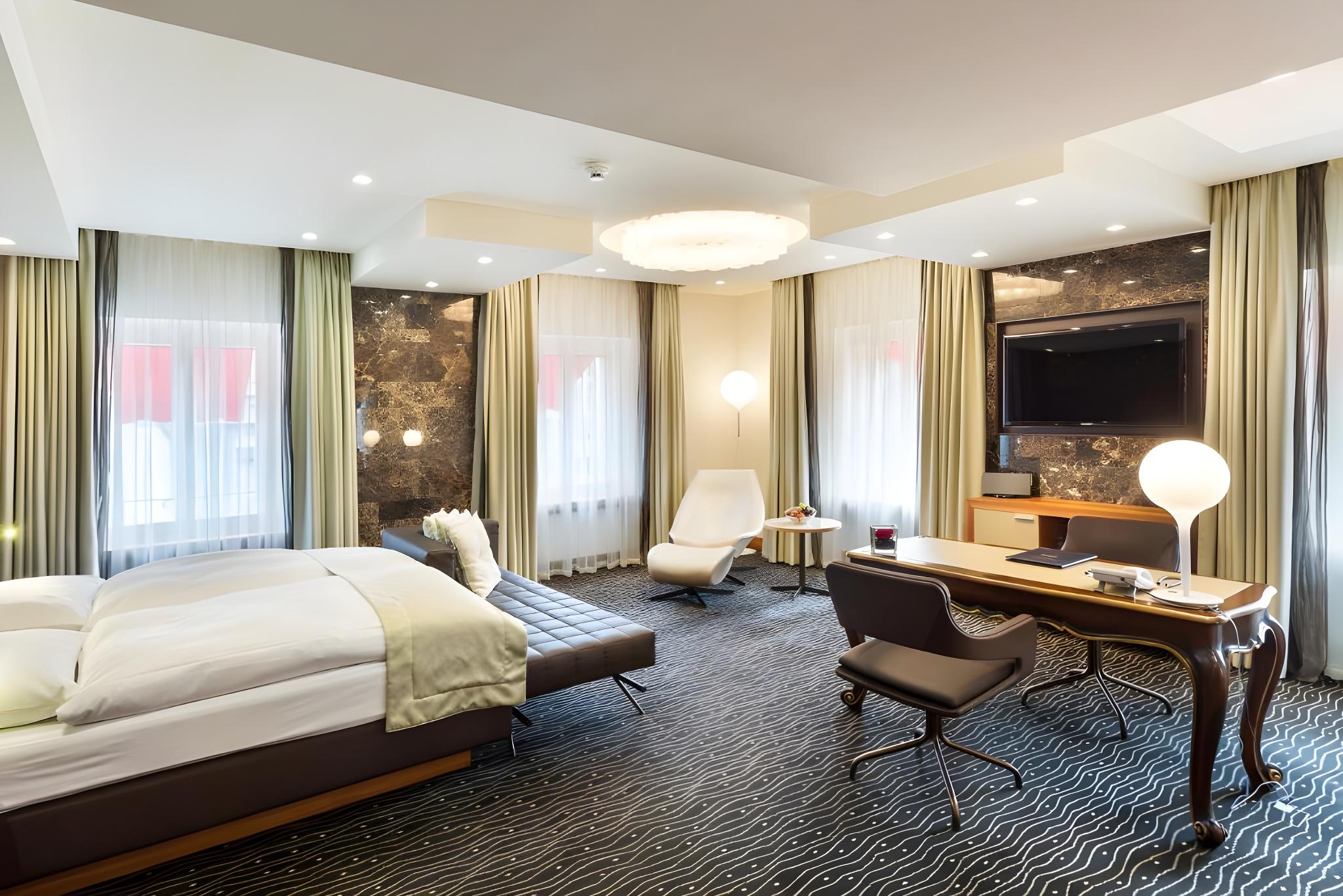 Senior, Suite, King Bed