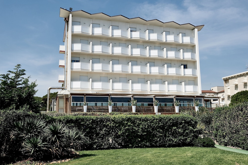 Rouge Hotel International 3/50