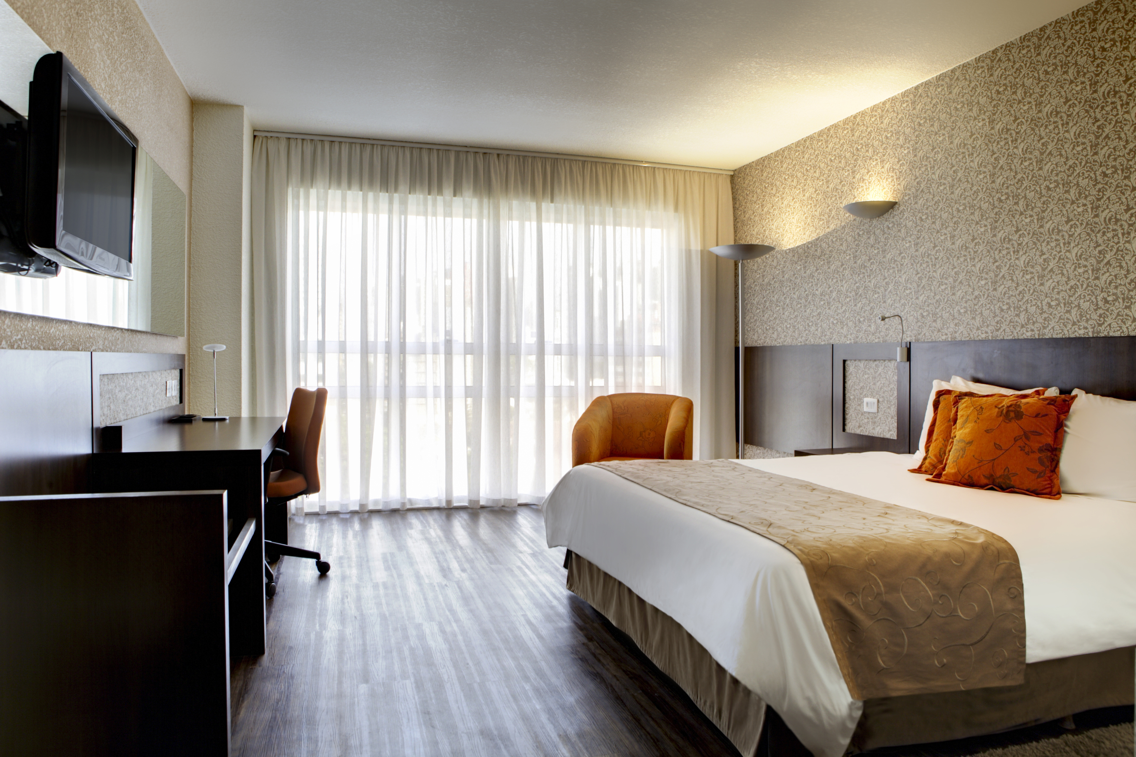 ROOM, QUEEN BED