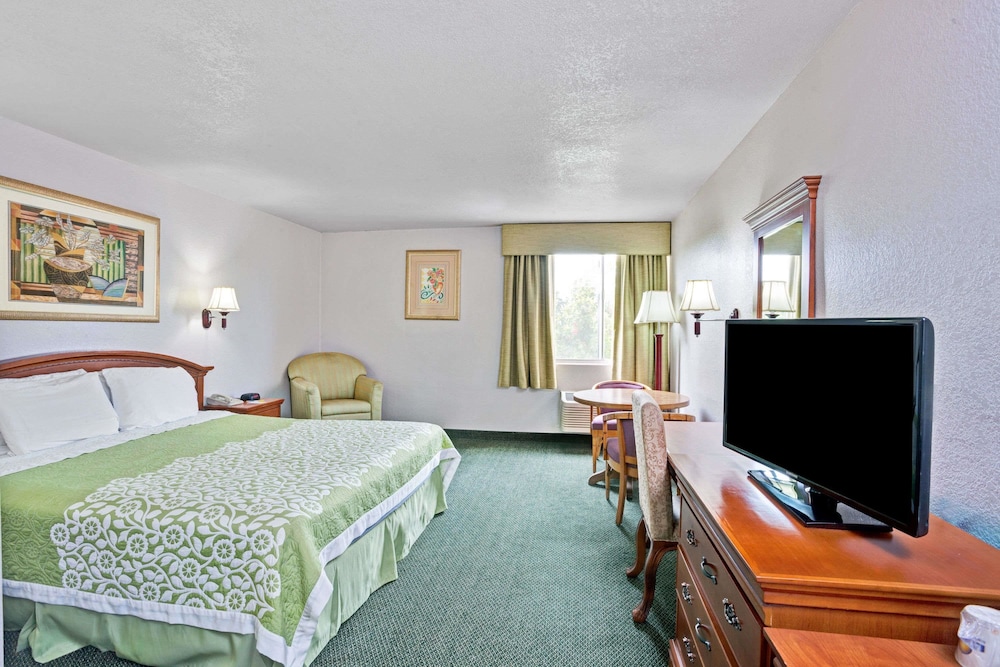 Days Inn & Suites by Wyndham Fullerton 9/26