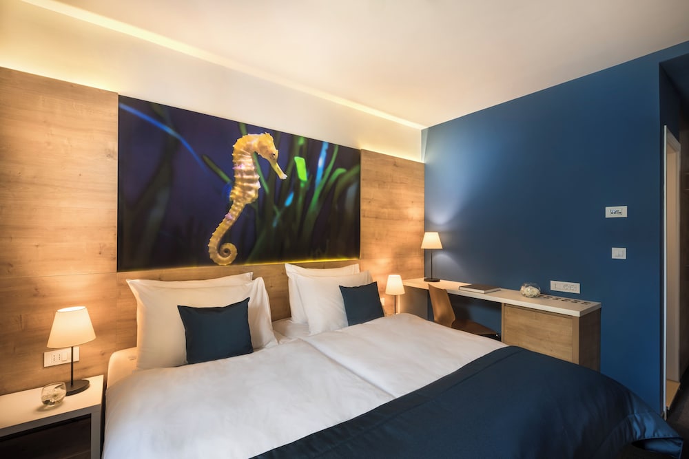 Room, Double Bed, Street View