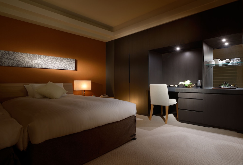 French, Suite, Twin Beds, Mountain View