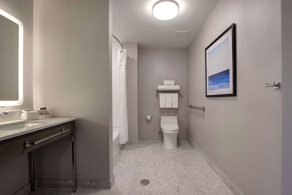 غرفة بسرير كينج بحوض استحمام لذوي الإعاقة، Hampton Inn by Hilton Montreal Downtown 4/4