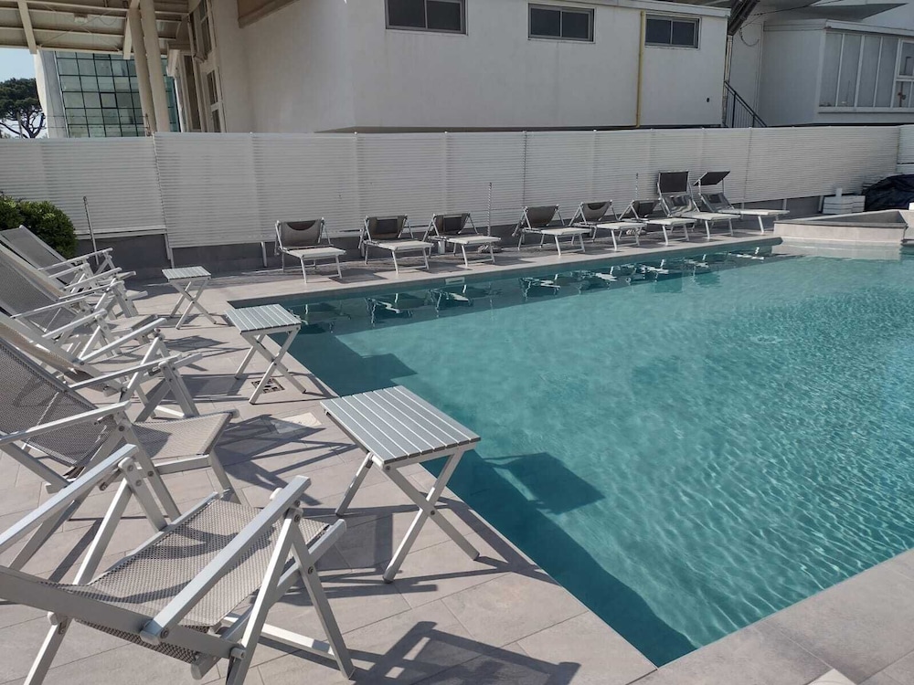 Ferretti Beach Hotel 62/65