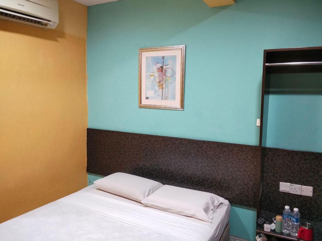 Standard, Queen Bed, No Window