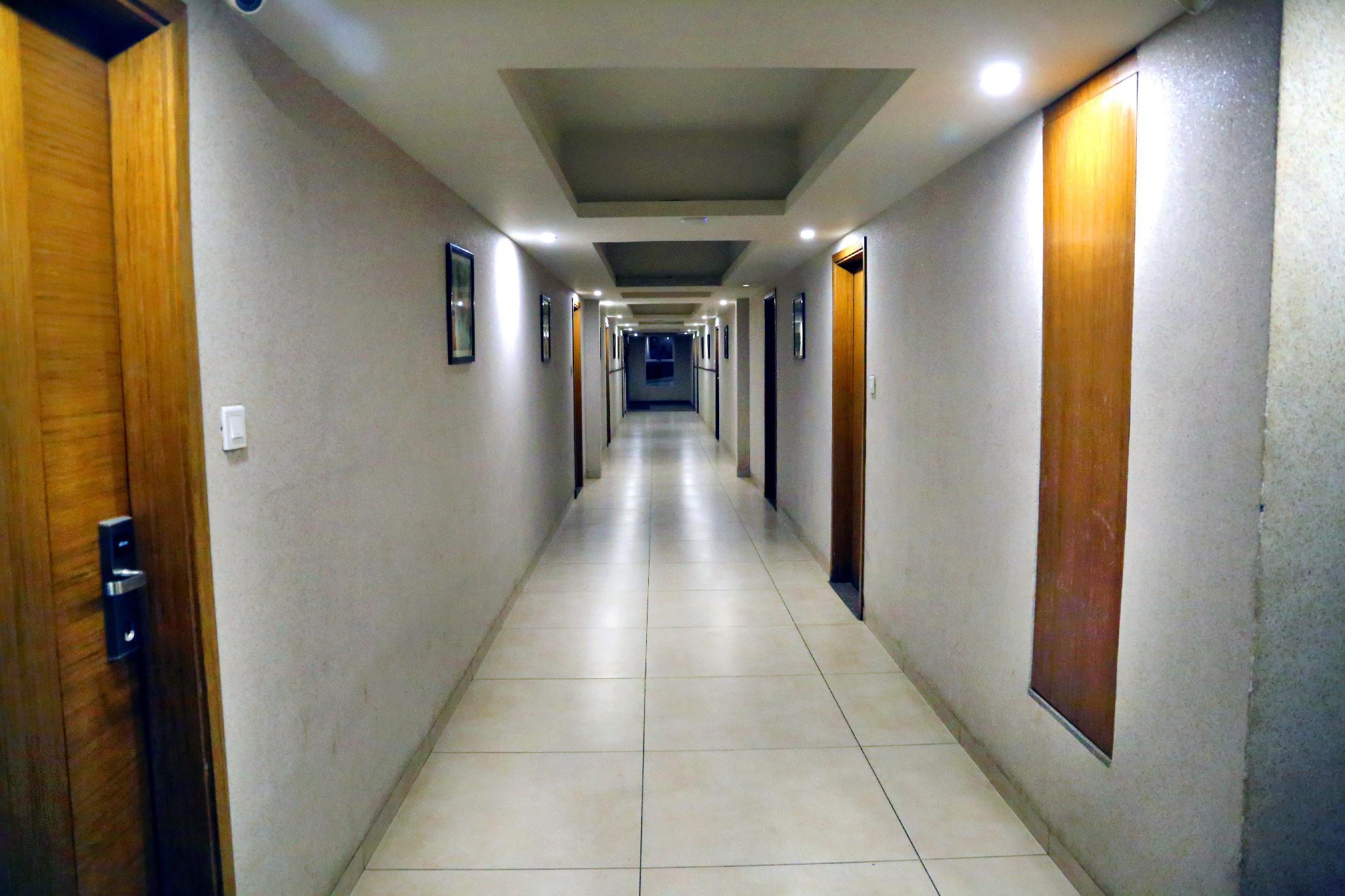 OYO Premium Vastrapur Lake 46/63