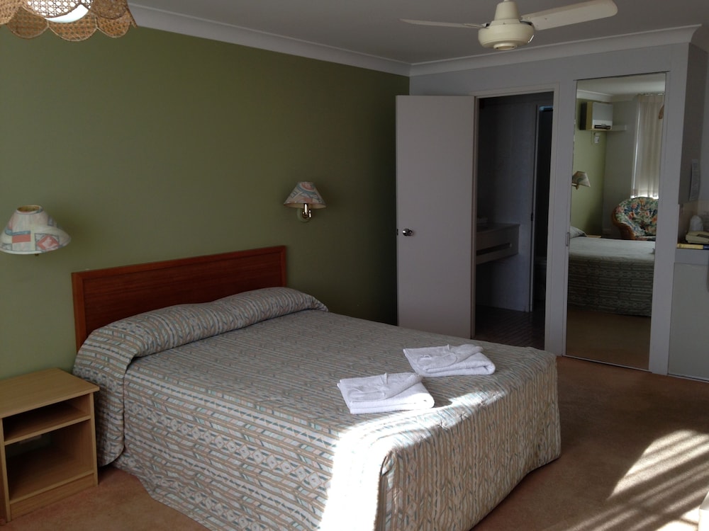 Hervey Bay Hotel and Resort 4/27