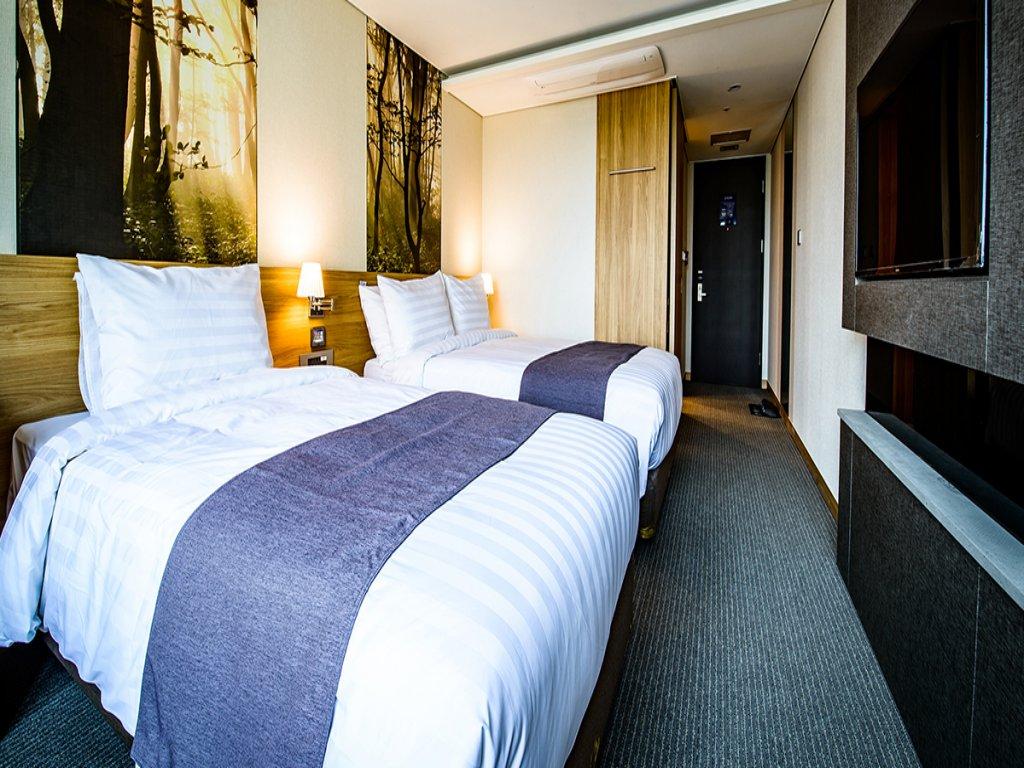 City, Deluxe, Twin Beds, Living Area