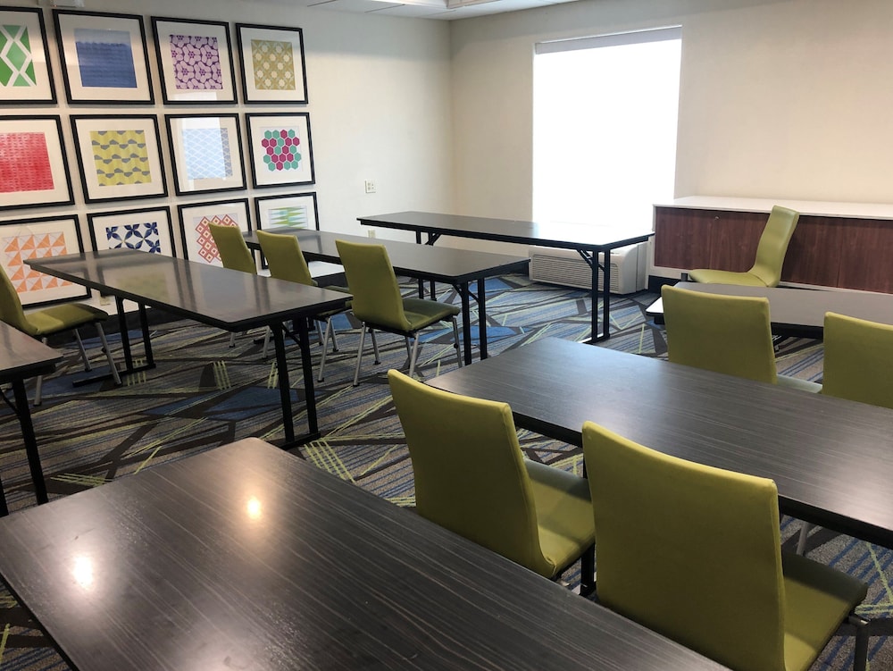 Holiday Inn Express Suites Hearne 33/49