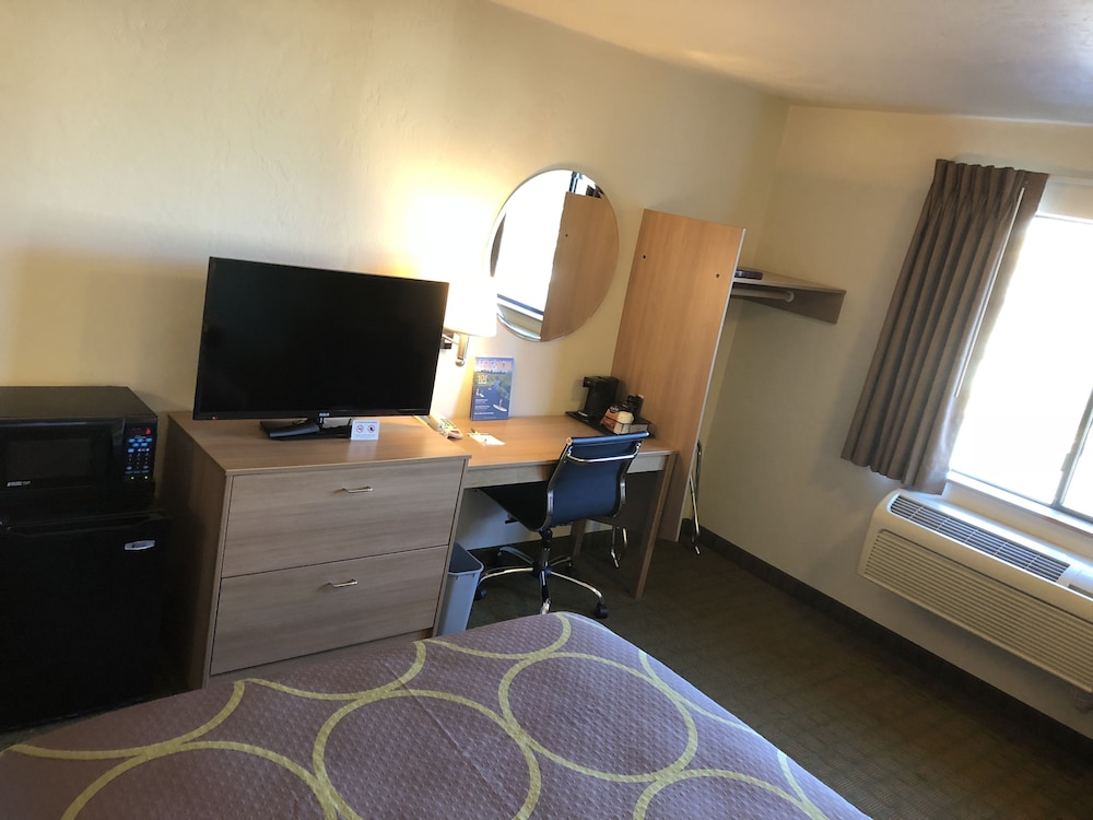 Super 8 By Wyndham Bend OR 39/50