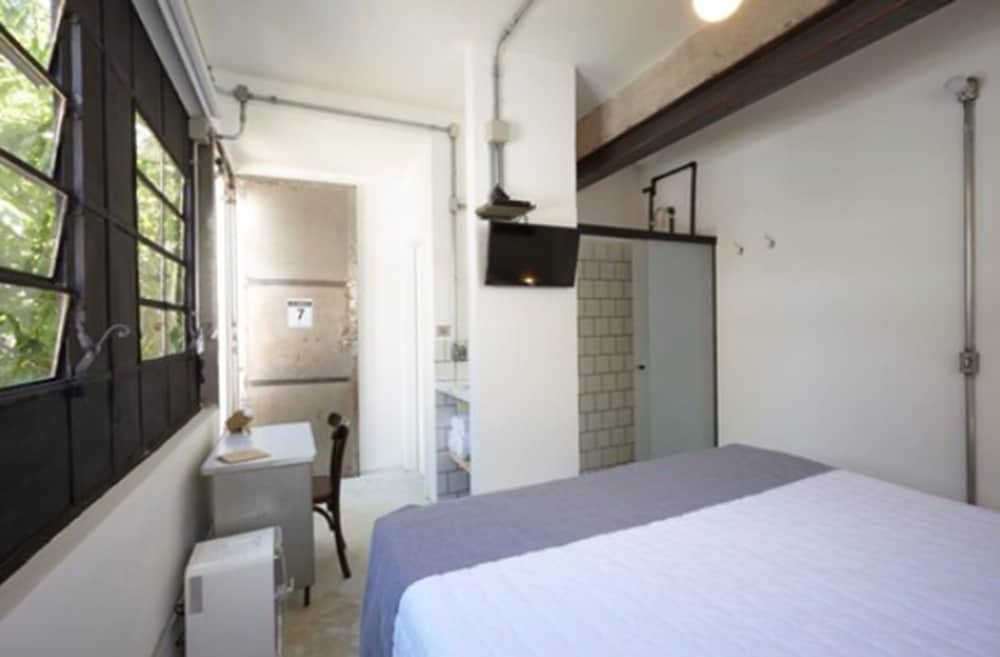 DELUXE, DOUBLE OR TWIN BED