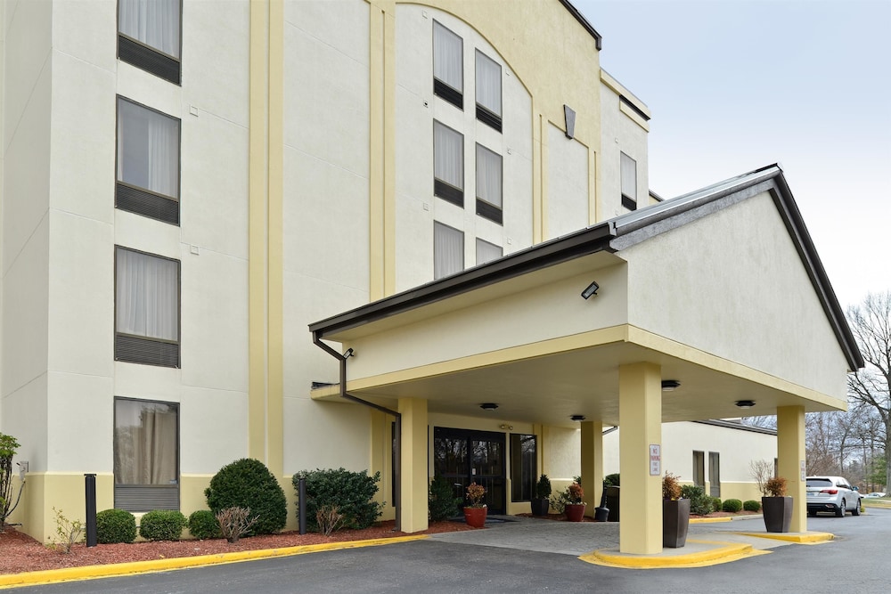 Best Western Louisville East Inn & Suites 1/38