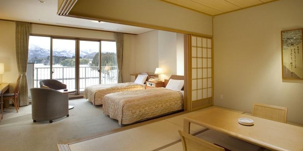 ROOM, TWIN BEDS, SHARED BATHROOM