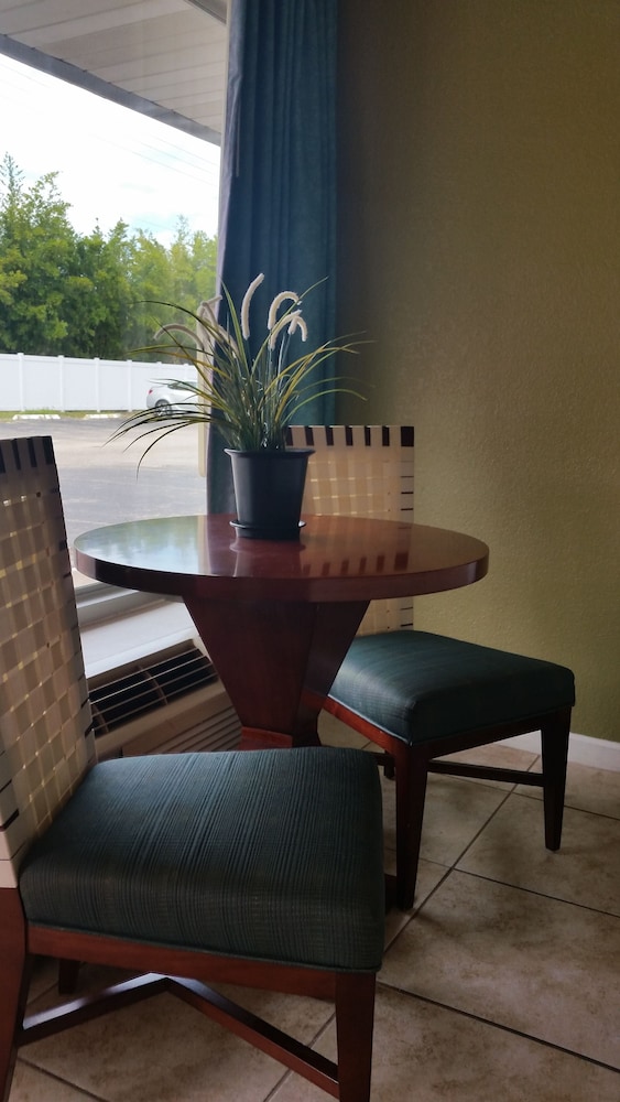 Days Inn By Wyndham Cocoa Cruiseport West At I-95/524 21/42