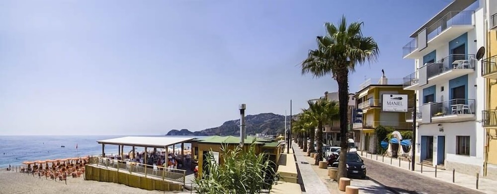 Maniel Beach Hotel 2/43