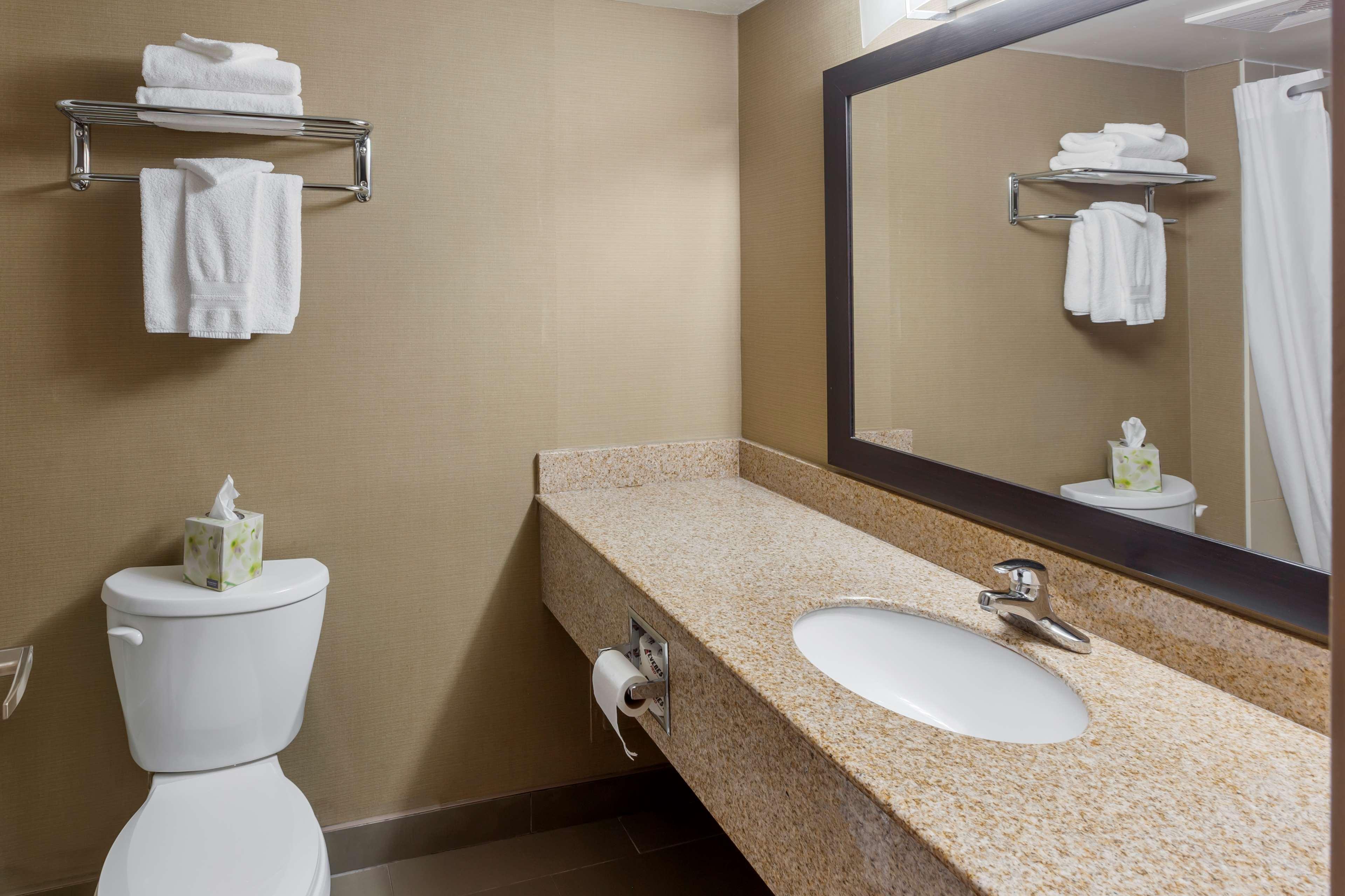 Room, 2 Queen Beds, Atrium View, Elegance Access، Best Western Plus Leamington Hotel and Conference Centre 3/4