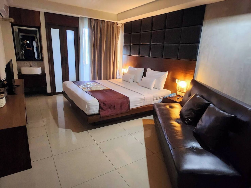 Collection O The Bangkok Cha Cha Suite 30/56
