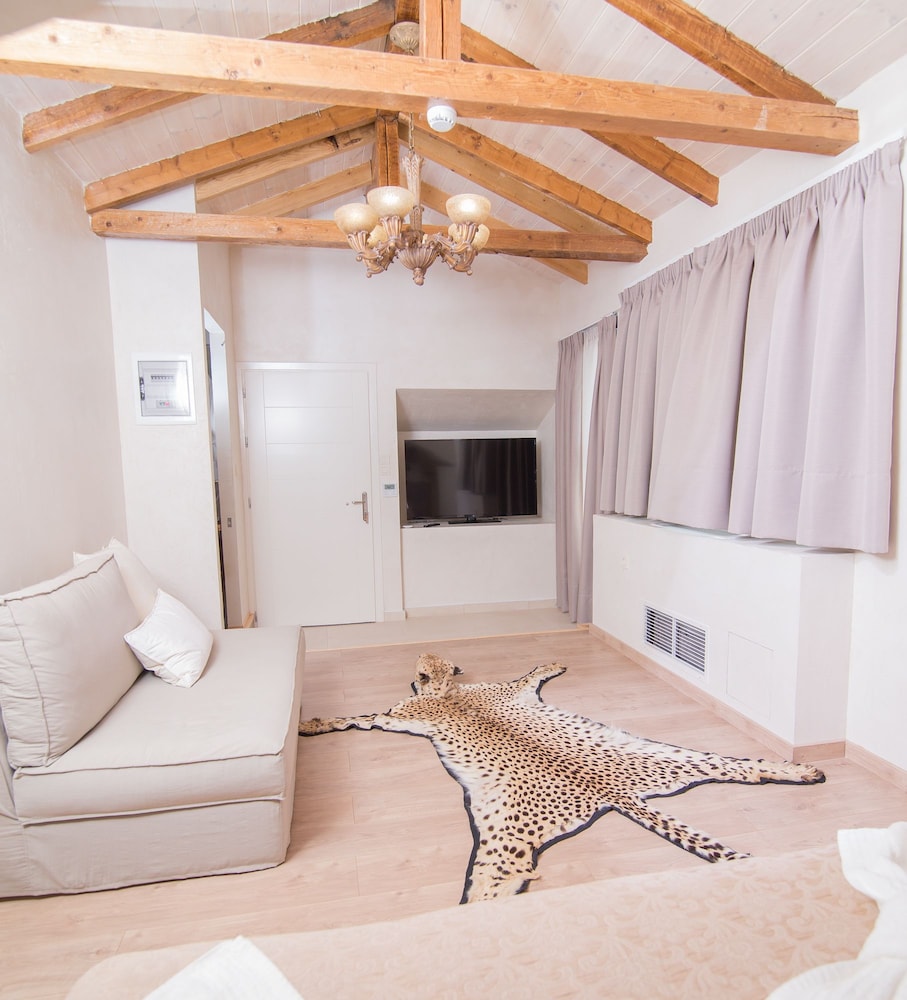Panellinion Luxury Rooms 25/41