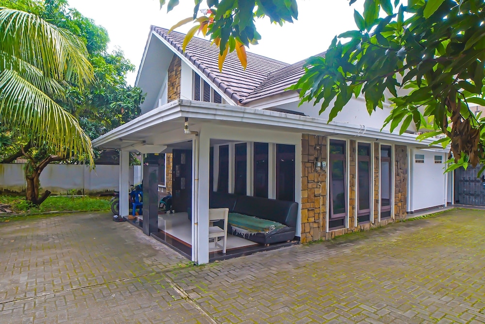 OYO 94077 99 Residence 12/15