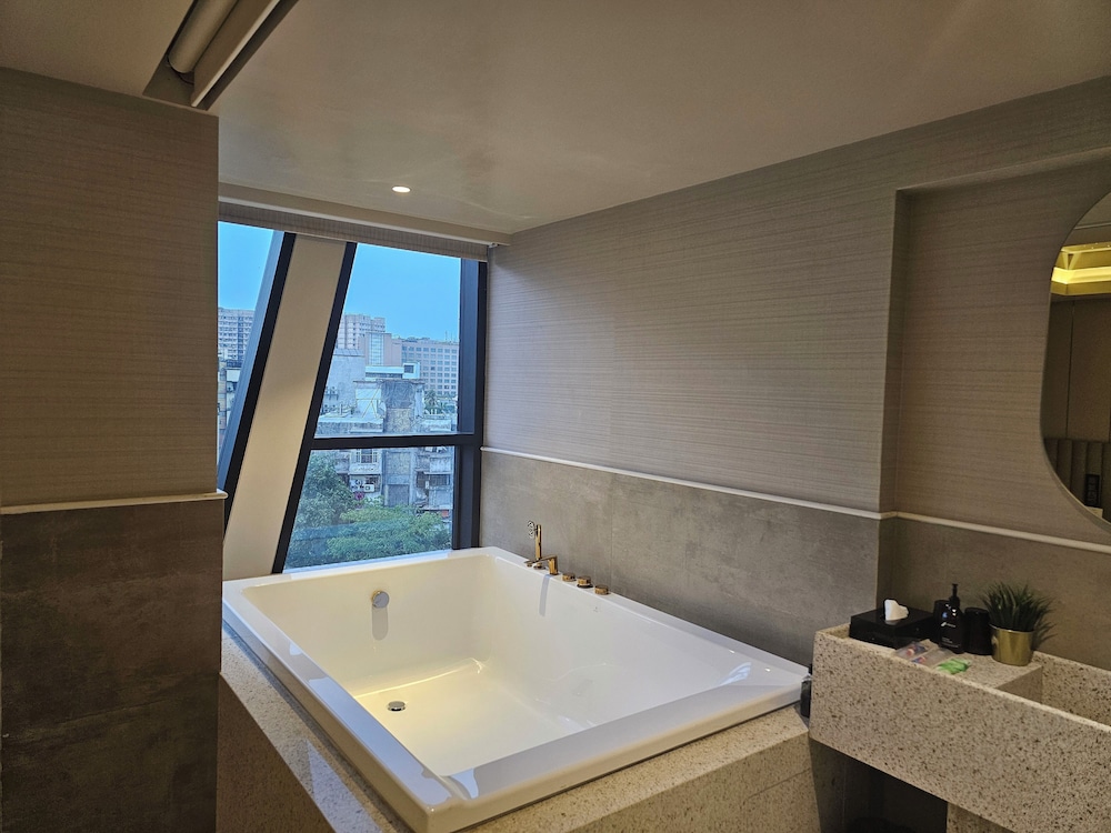غرفة غراند بريميوم بسرير كينج بحوض استحمام، Dragonfly Hotel 3/4