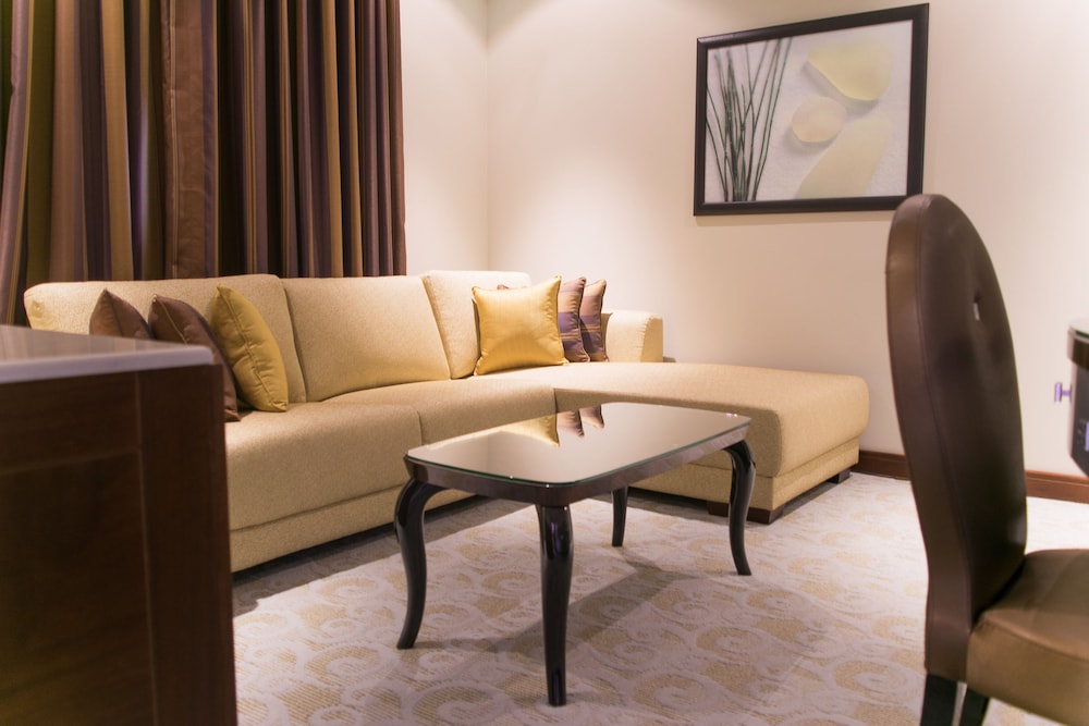 Strato Hotel By Warwick 24/28