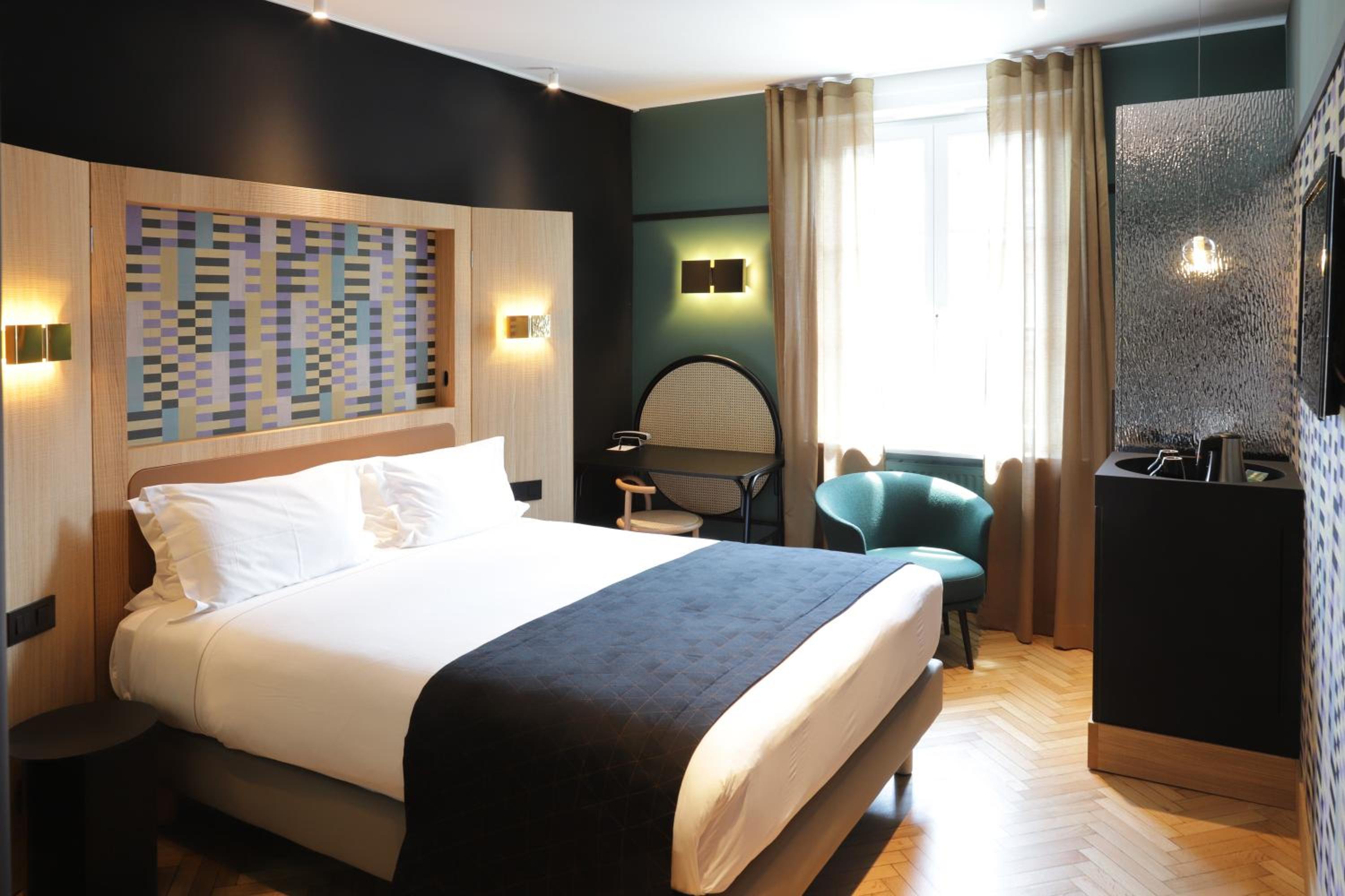 Club, 1 Double and 1 Single Bed