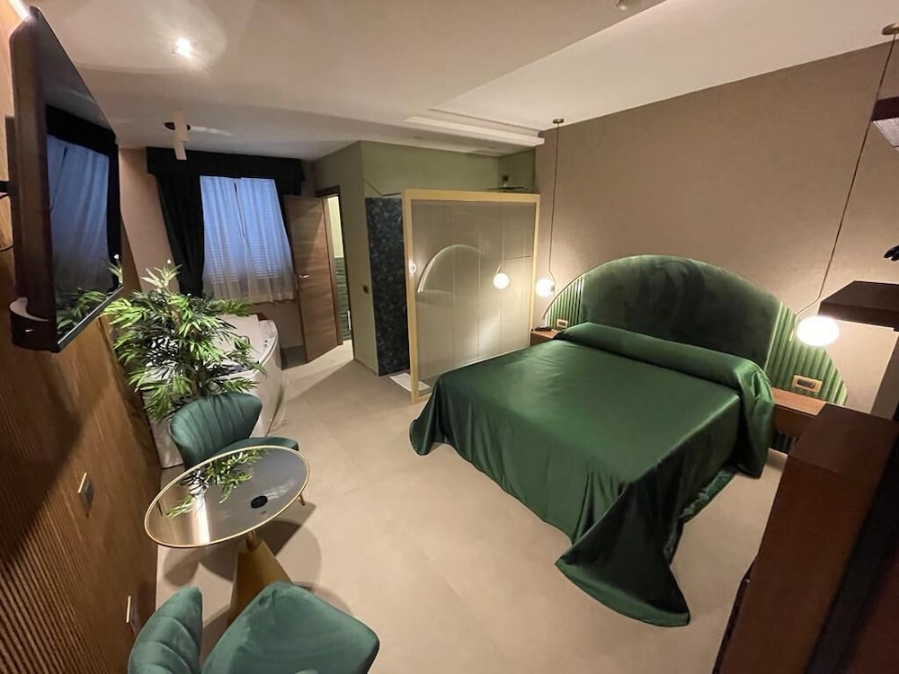 Vogue Hotel 15/50