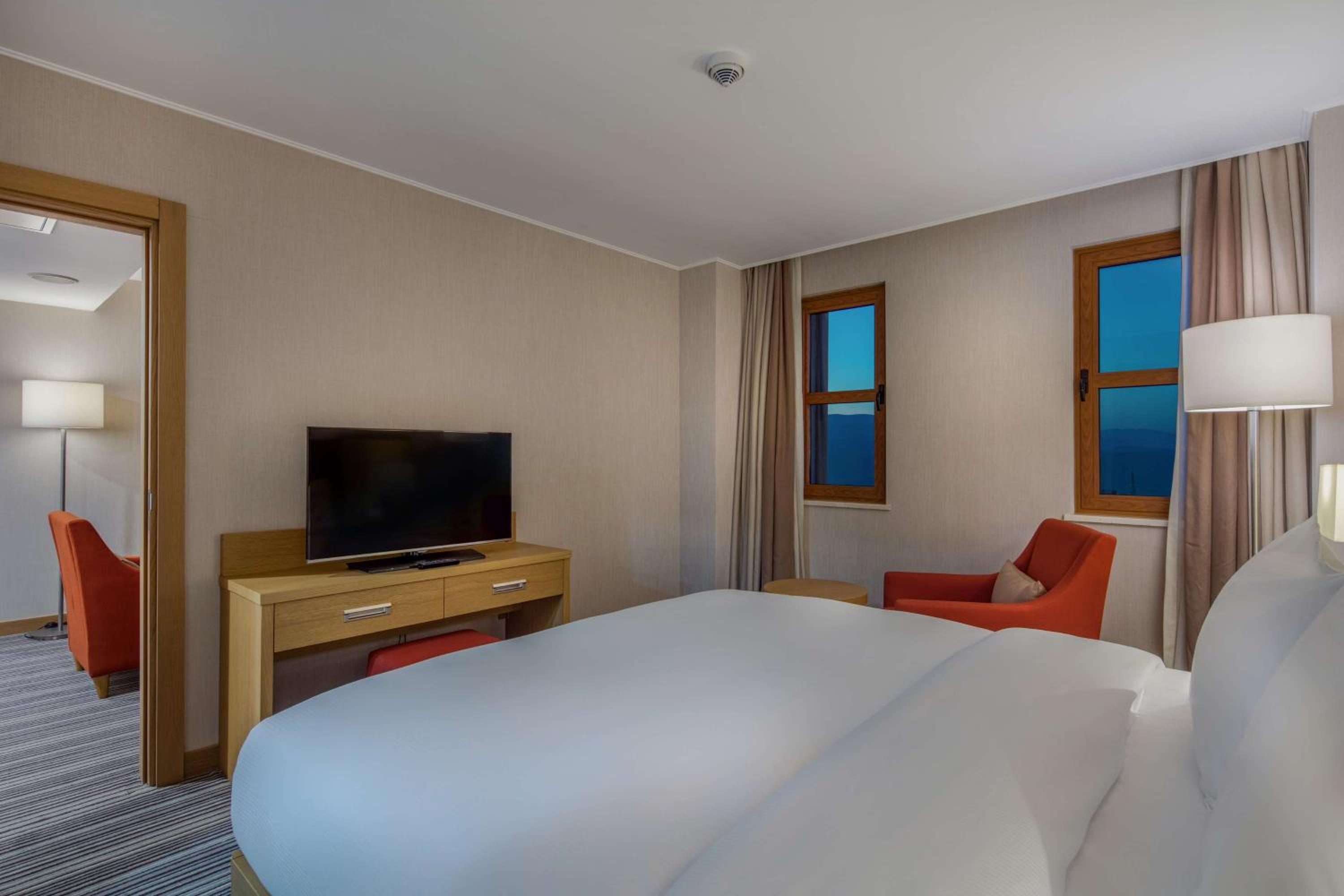 1 Bedroom, Suite, King Bed, Sofa