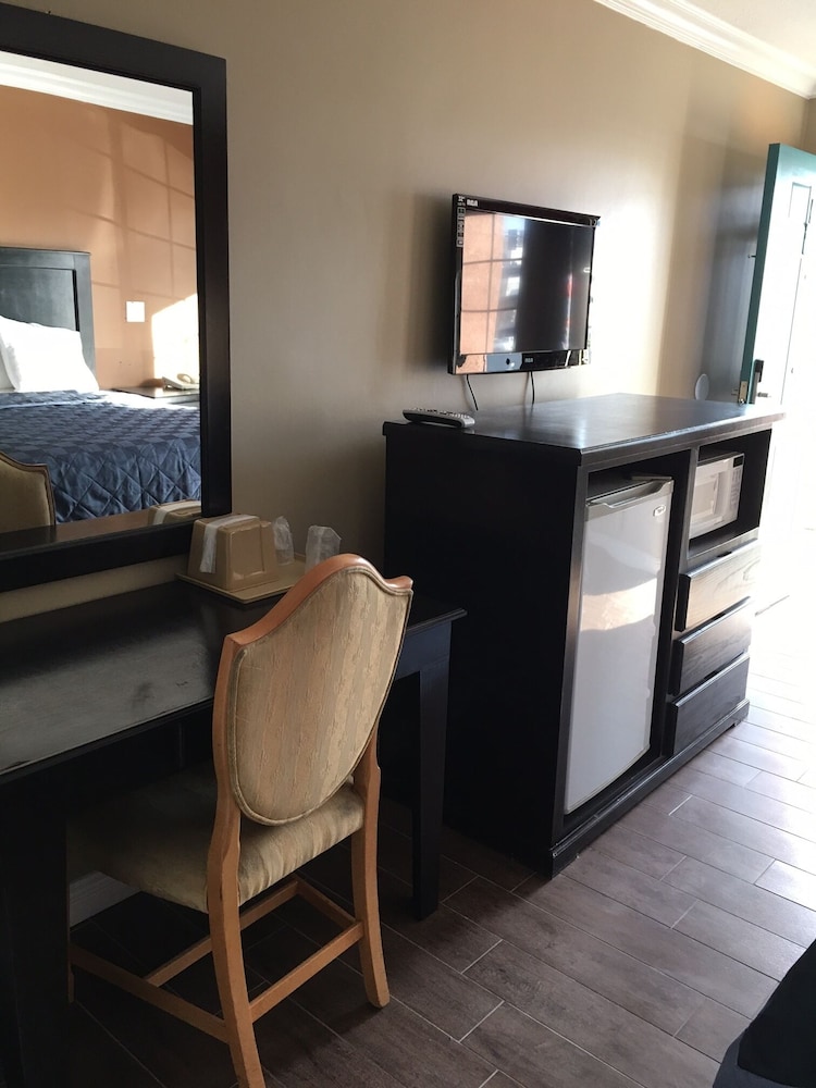 Americas Best Value Inn Corona 29/46