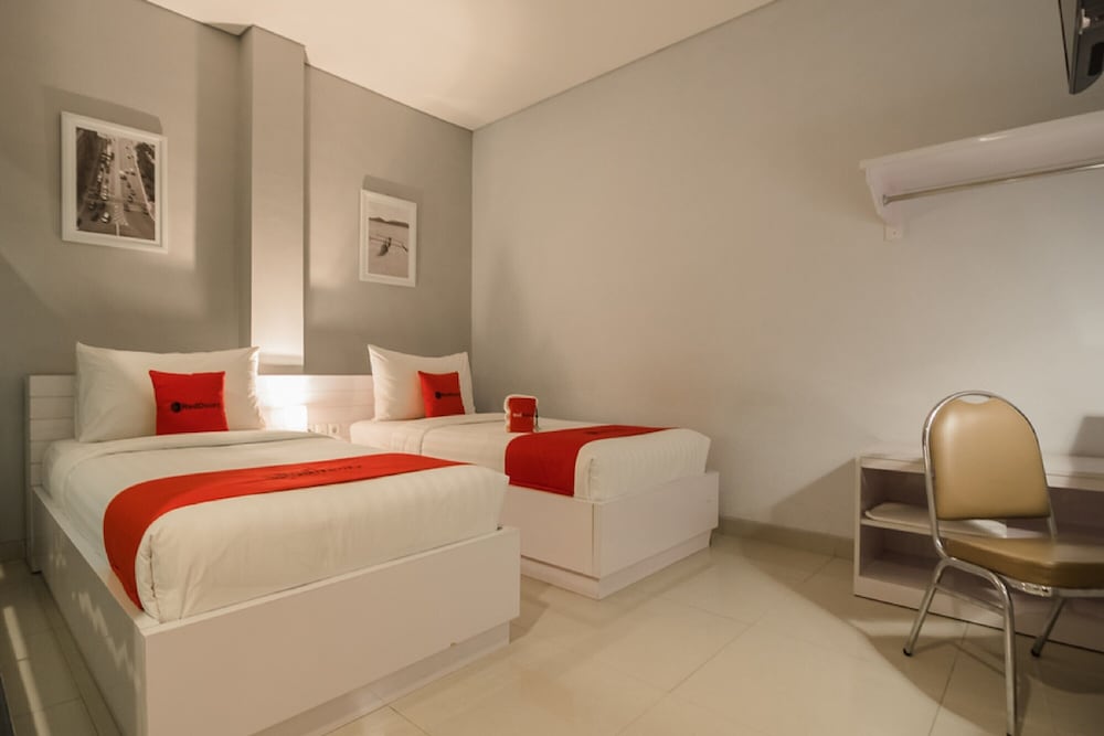 RedDoorz Plus near Soekarno Hatta Airport 2 7/30
