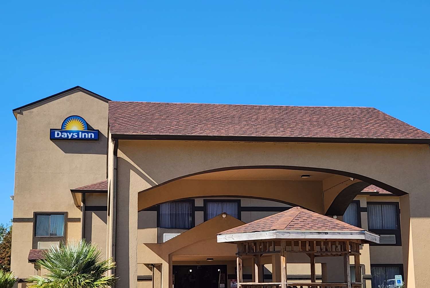 Days Inn by Wyndham Lumberton 1/6