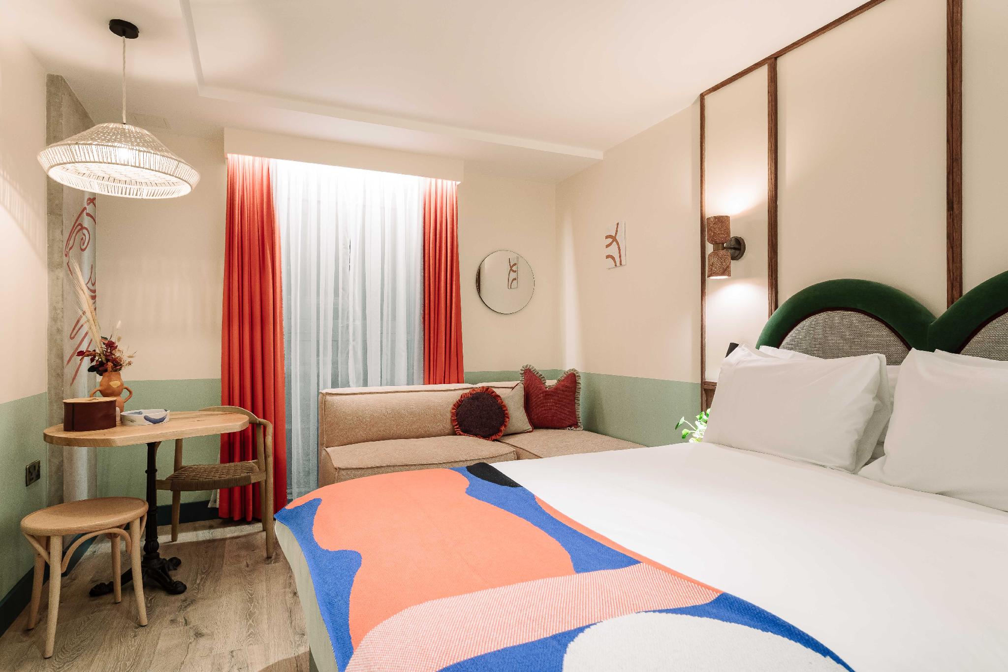 Studio, Queen Bed