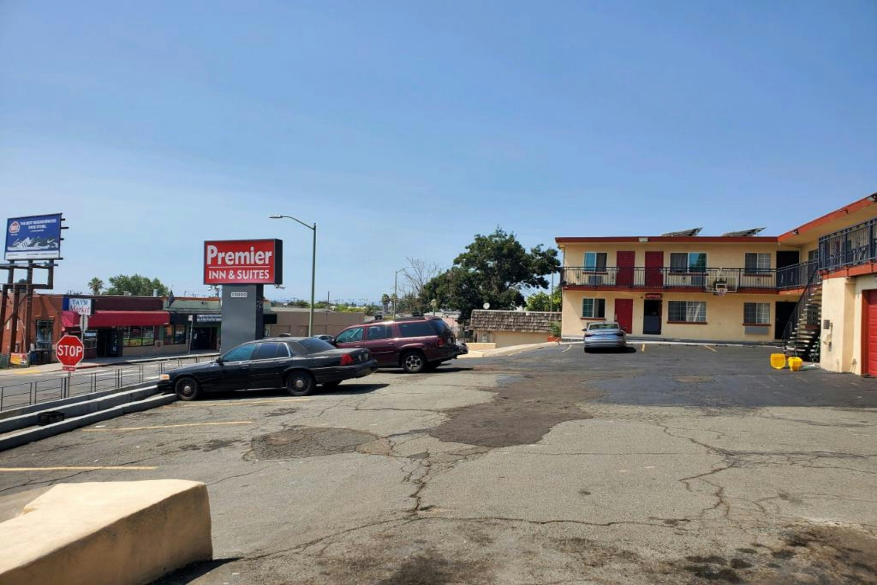 Premier Inn & Suites 16/19