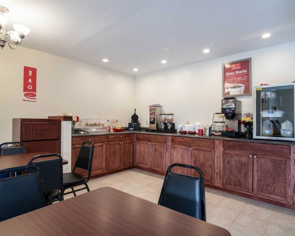 Econo Lodge Inn & Suites Canandaigua - Fingers Lake Area 8/37