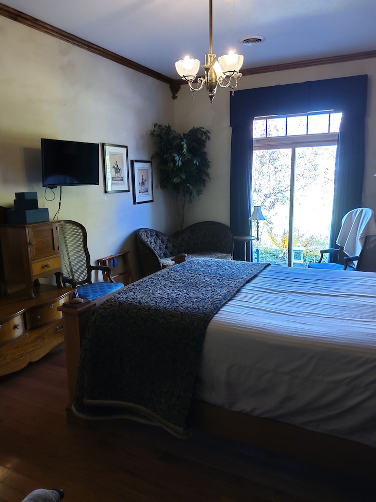 Inntiquity A Country Inn 36/50