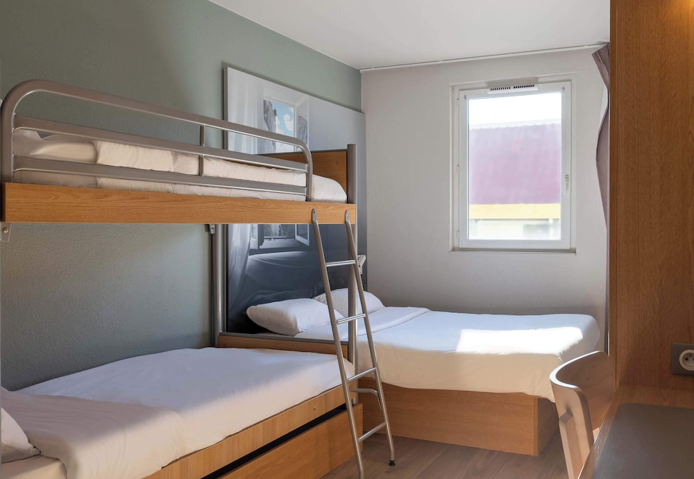 غرفة رباعية بسرير مزدوج وسريرين منفصلين، B&B Hotel Valence Sud 3/6
