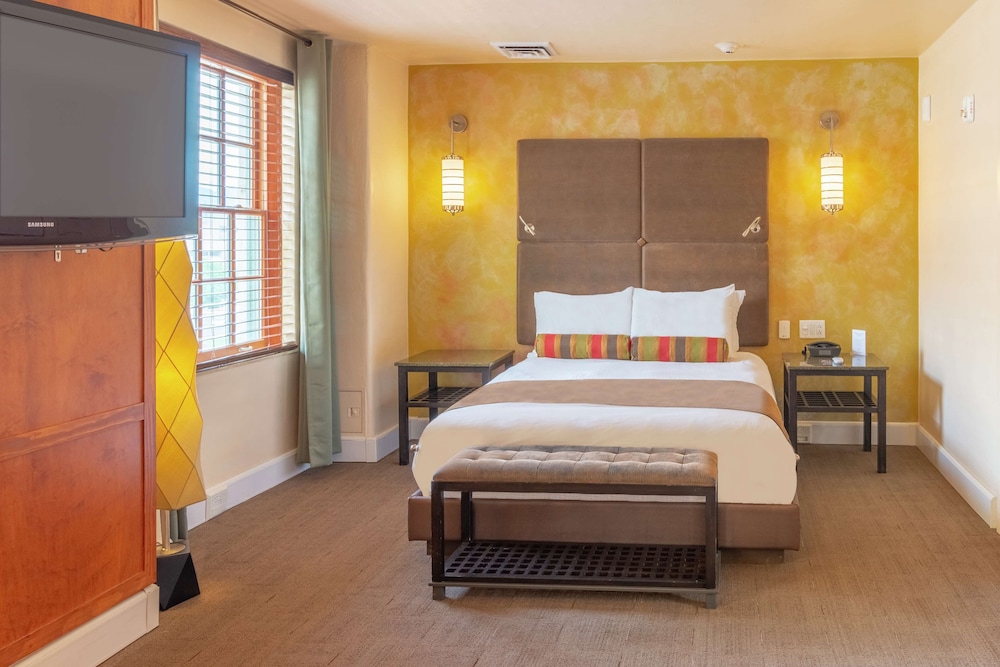 ROOM, QUEEN BED, ACCESSIBLE