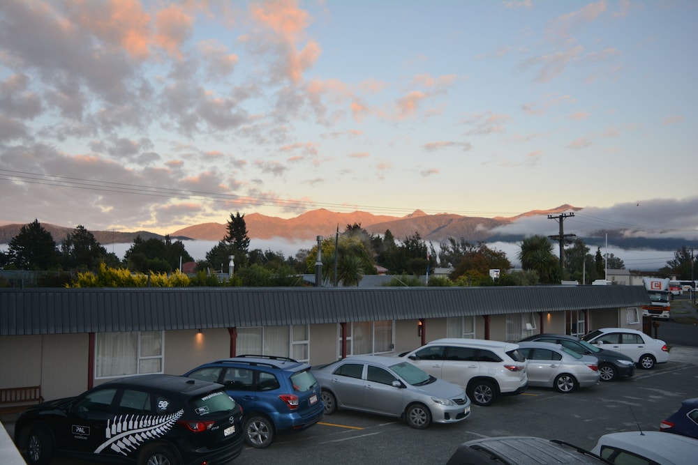 Amber Court Motel 53/63