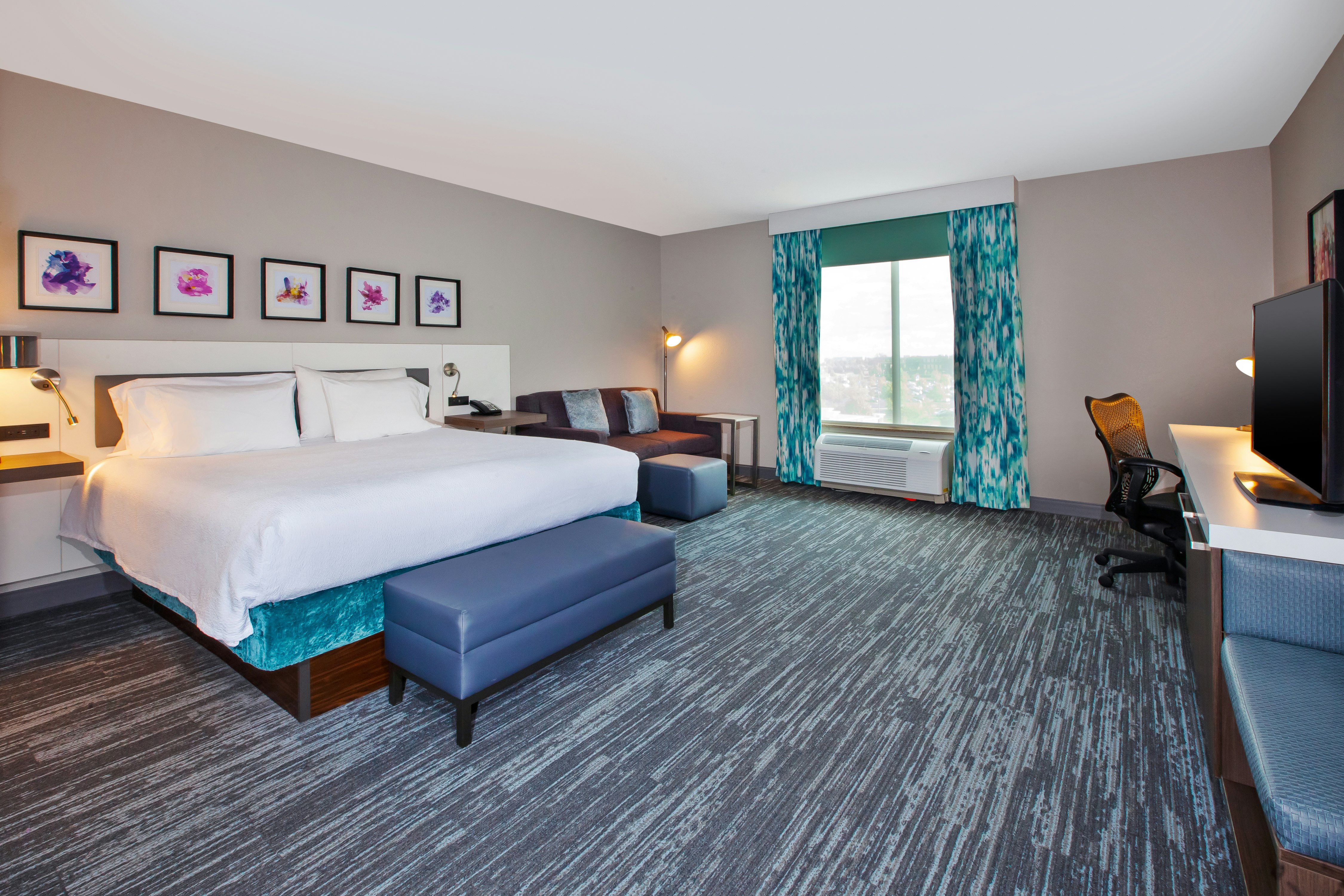 DELUXE, KING BED