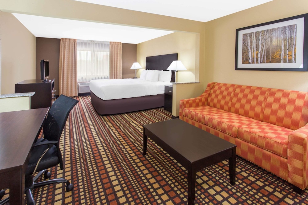 Days Inn & Suites by Wyndham Davenport East 7/39