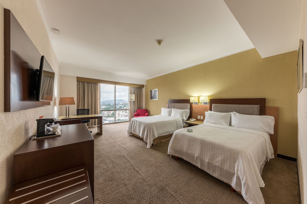 HOLIDAY INN SELECT GUADALAJARA 27/72